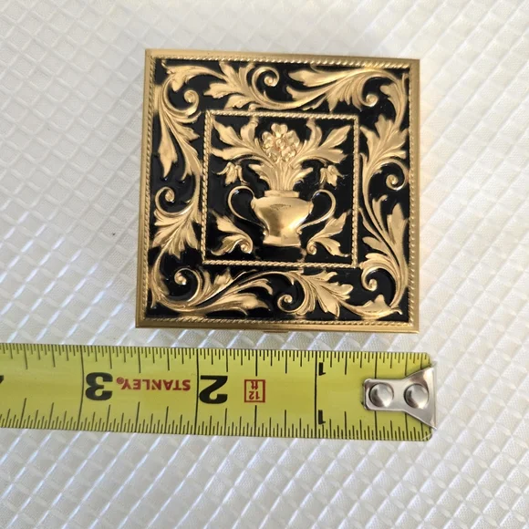 Vtg Ornate Powder Compact Screen Puff Click Close Cosmetic Kitch